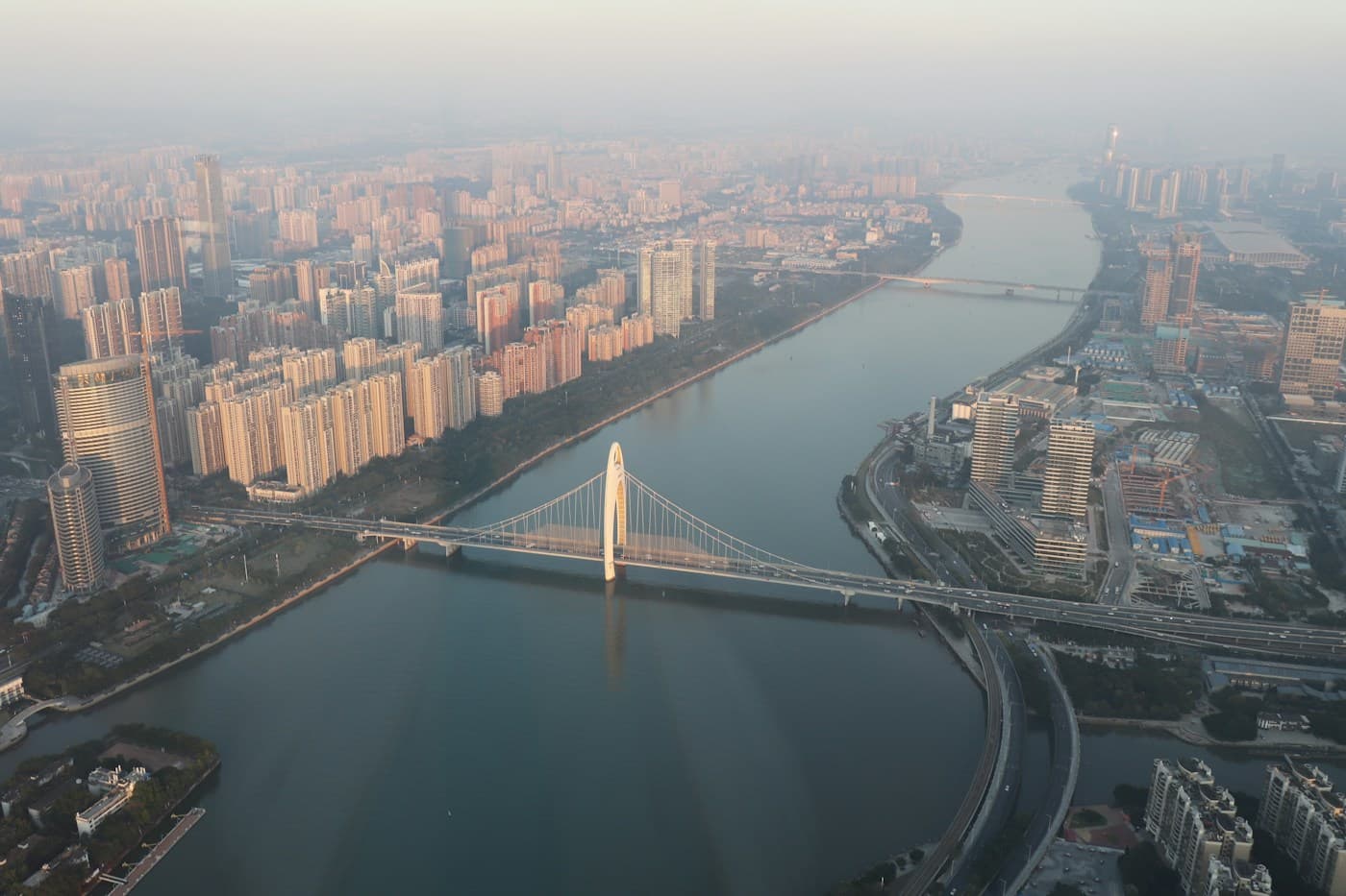 Vista panorâmica de Guangzhou e do Rio das Pérolas a partir da Canton Tower